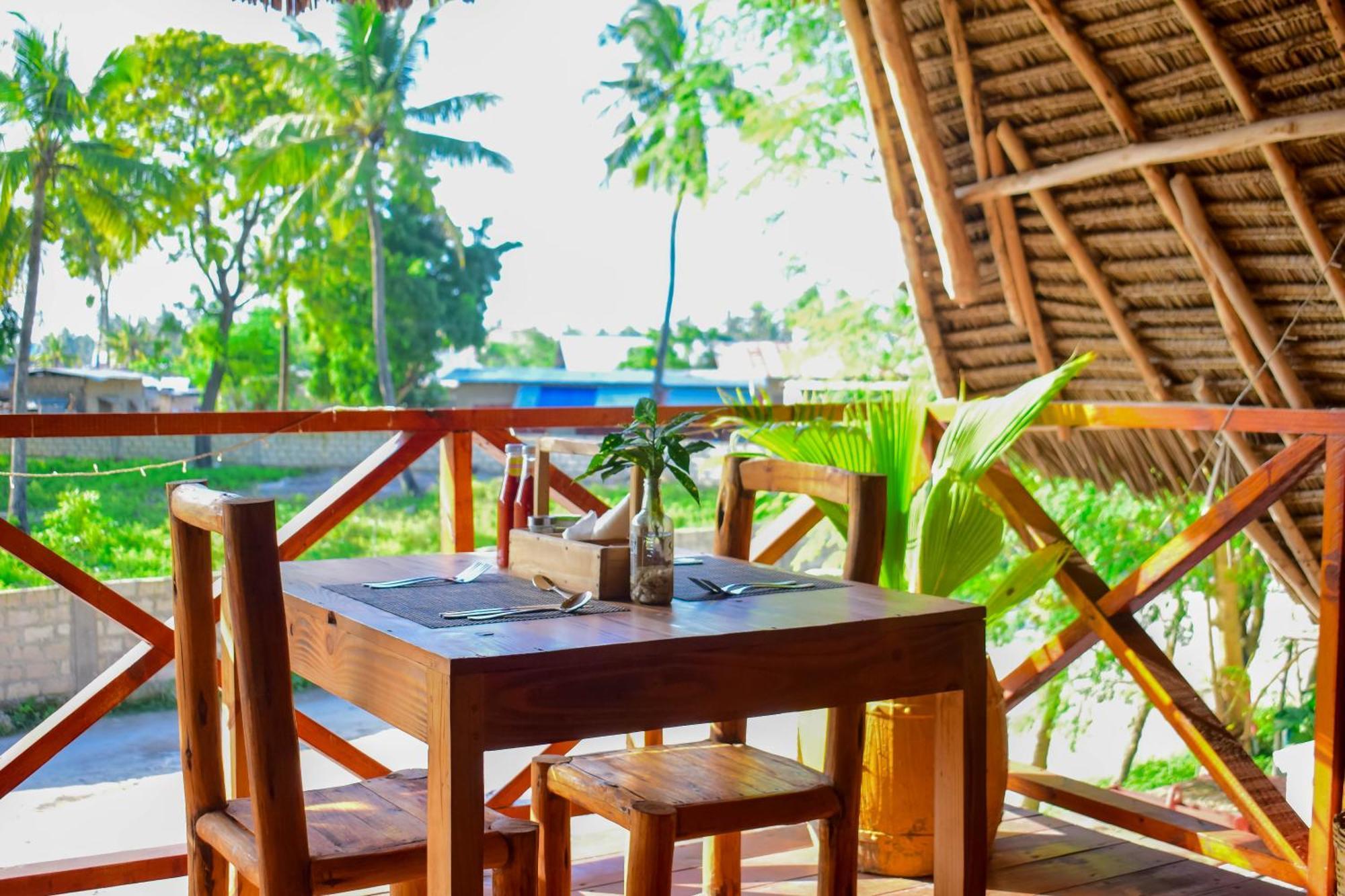 Uhuru House And Restaurant Nungwi Esterno foto