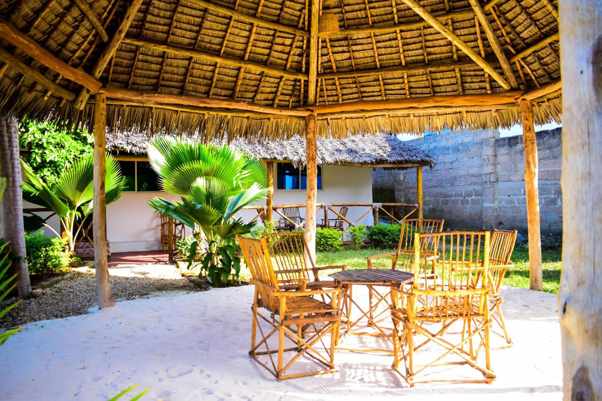 Uhuru House And Restaurant Nungwi Esterno foto